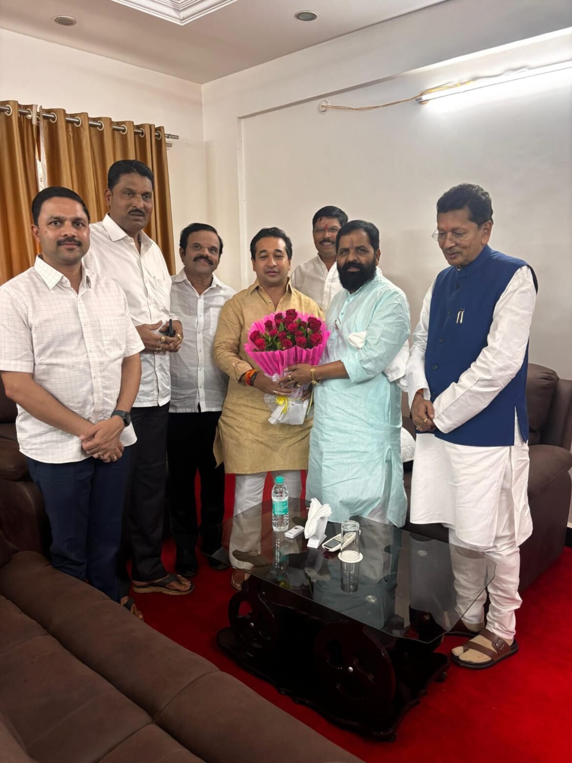 रोजगार हमी योजना मंत्री भरत गोगावले यांचे मंत्री नितेश राणे यांनी केले स्वागत