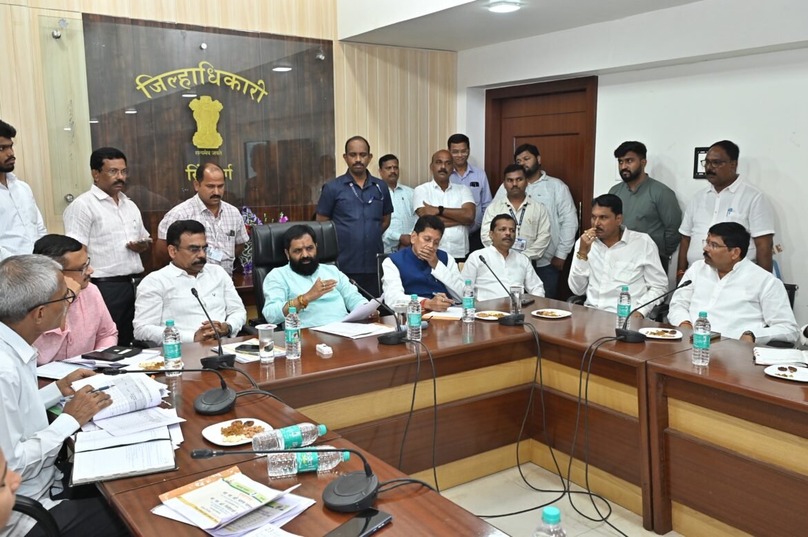 रोजगार हमी योजना, फलोत्पादन व खारभूमी विकास विभागाच्या आढावा बैठकीस सिंधुदुर्ग जिल्हाधिकारी कार्यालयात उत्स्फूर्त प्रतिसाद