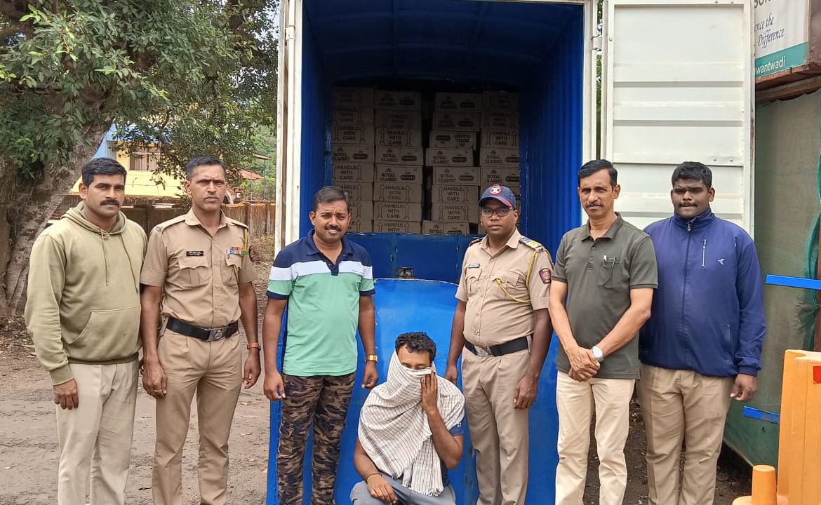 आंबोलीत ६ लाखाची दारू जप्त, गुजरातचा चालक ताब्यात.
