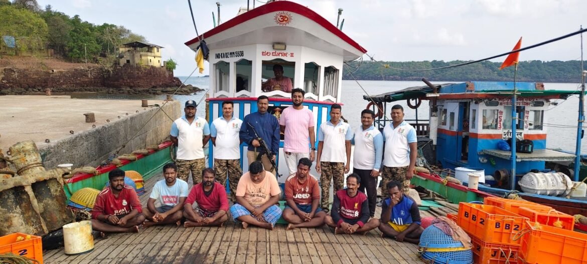 *विजयदुर्ग समुद्रात कर्नाटक येथील नौकेवर कारवाई*