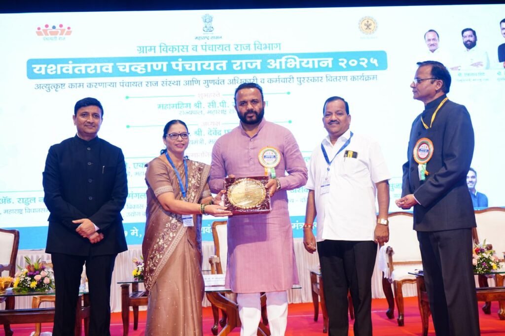 *नीलम जाधव यांना ग्रामविकास मंत्र्यांच्या हस्ते गुणवंत कर्मचारी पुरस्कार प्रदान*