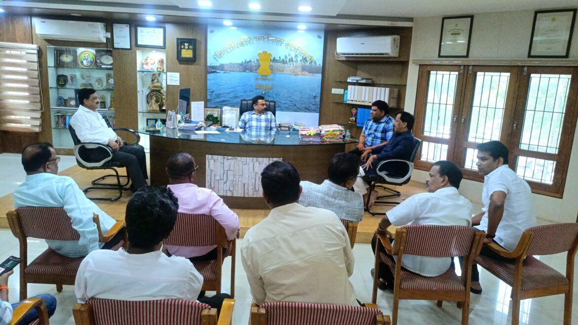 जिल्ह्यातील शेतकऱ्यांच्या विविध प्रश्नासंदर्भात आज शिवसेना उद्धव बाळासाहेब ठाकरे पक्षाच्या शिष्टमंडळाने घेतली जिल्हाधिकाऱ्यांची भेट