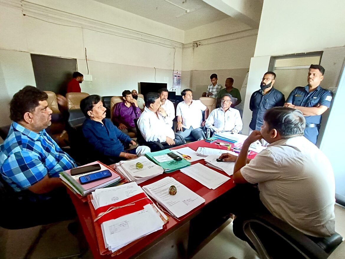 सिंधुदुर्ग शासकीय वैद्यकीय महाविद्यालयात कमर्चाऱ्यांच्या पगाराच्या पैशात होणारा भ्रष्टाचार शिवसेना शिष्टमंडळाने आणला उघडकीस