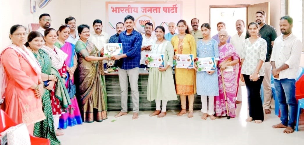 निबंध स्पर्धेतील विजेत्यांचा गौरव