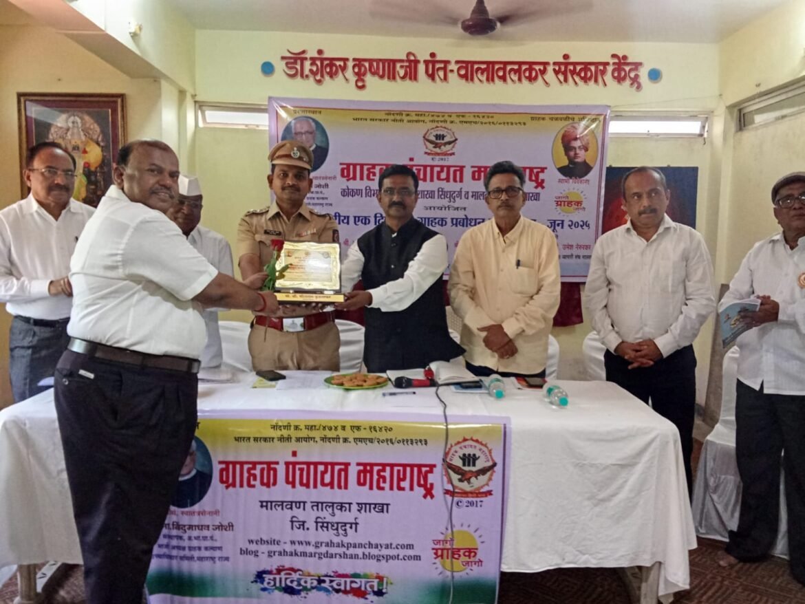 *श्री सीताराम उर्फ दादा कुडतरकर यांचा कोकण विभागाचा उत्कृष्ट कार्यकर्ता पुरस्कार मिळालेने सत्कार*