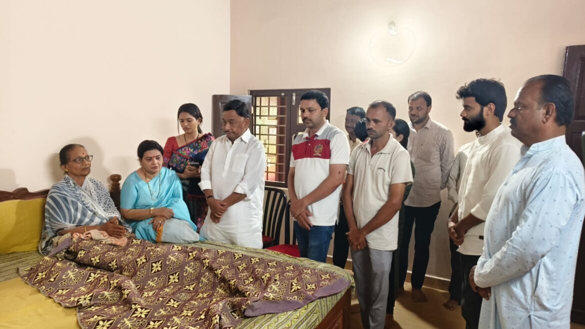 खासदार नारायण राणे, नीलम राणेंनी केले मनिष दळवी व कुटुंबियांचे सांत्वन