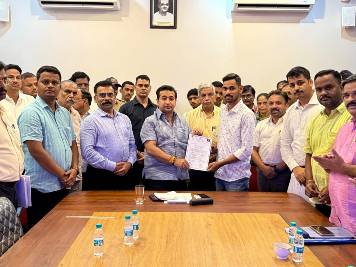 शेतकरी अपघात सुरक्षा सानुग्रह अनुदान मंजुरीचे पालकमंत्री नितेश राणे यांच्या हस्ते पत्र वितरीत