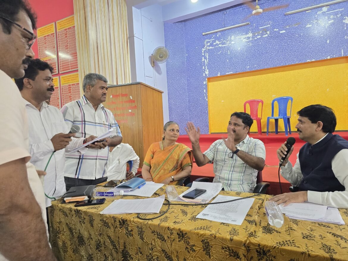 काम न करणारे शिक्षणाधिकारी सिंधुदुर्गात नकोत- महाराष्ट्र राज्य शिक्षक परिषदेची आक्रमक भूमिका*
