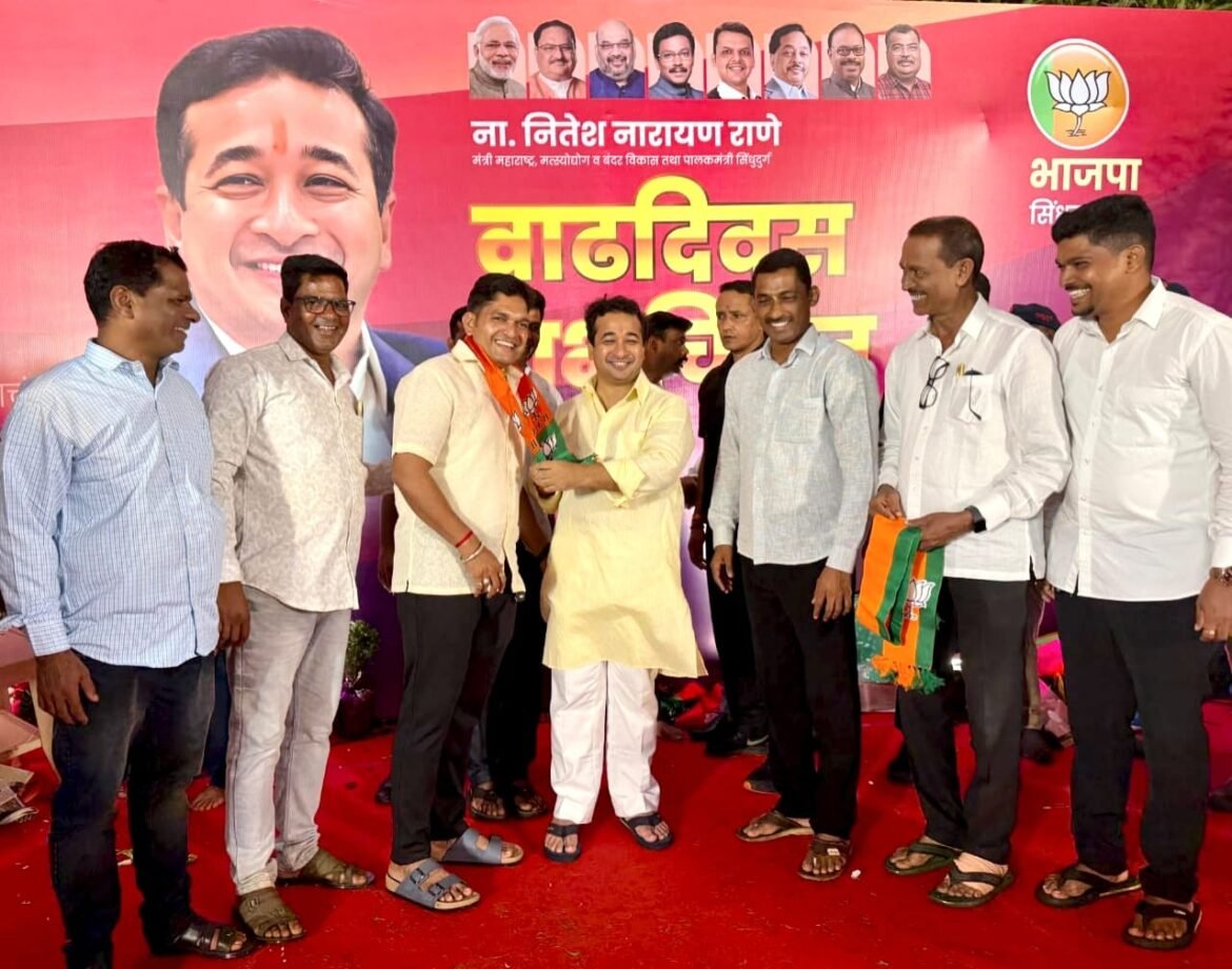 देवगड तालुक्यातील आरे येथील ठाकरे सेनेच्या पदाधिकारी कार्यकर्त्यांचा भाजपात प्रवेश