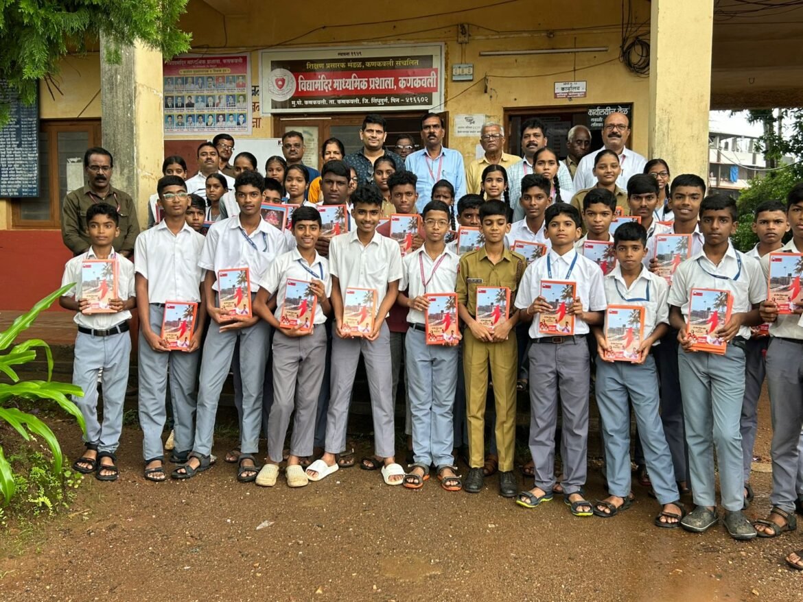 कै श्रीधरराव नाईक यांच्या स्मृतीप्रित्यर्थ माजी आमदार वैभवजी नाईक यांनी विद्यामंदिर माध्यमिक प्रशालेतील विद्यार्थांना वह्या वाटप केल्या