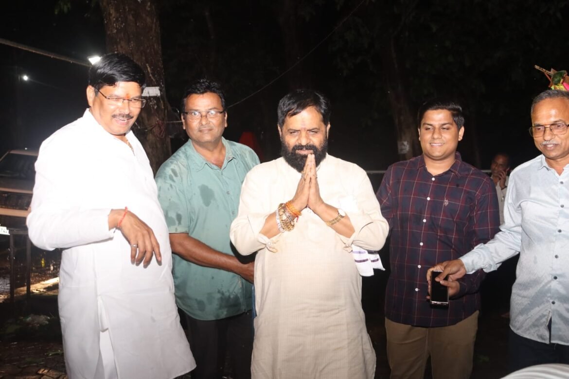 मंत्री मा. भरतशेठ गोगावले यांनी घेतले श्री देव पाचोबा दर्शन; शिवसेना उपनेते मा. संजय वसंत आग्रे यांची विशेष उपस्थिती