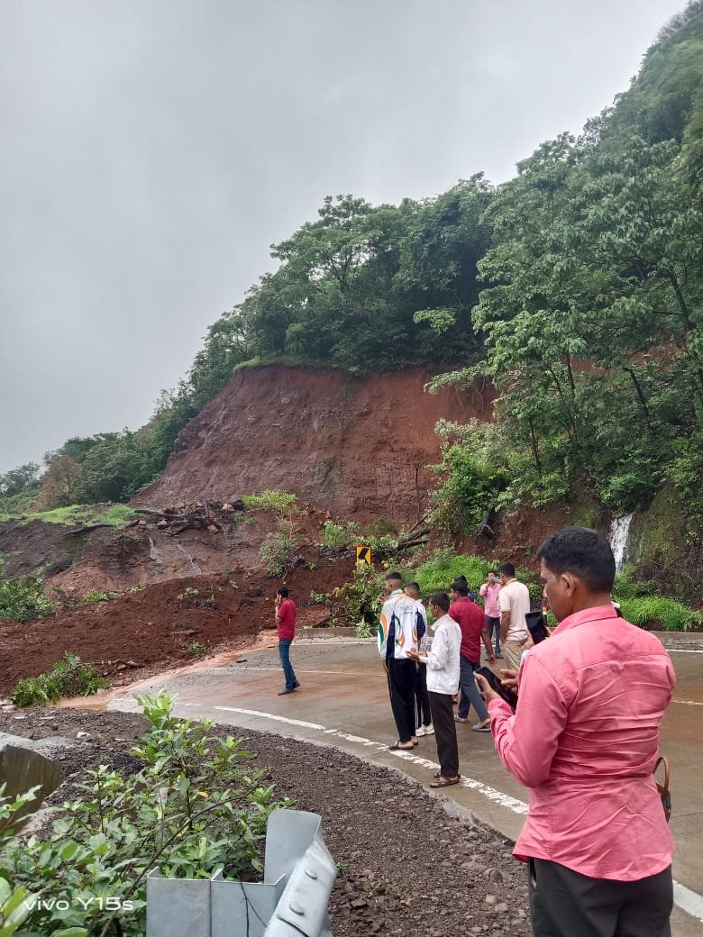 *करूळ  घाटात दरड कोसळली दरडी बरोबर मातीचा ढिगारा रस्त्यावर* 