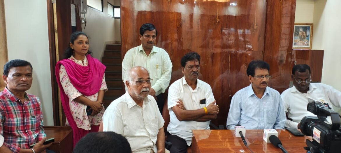 महाराष्ट्र राज्याचे कॅबिनेट मंत्री भरत गोगावले यांच्याविरुद्ध भारतीय न्यायसंहितेच्या संबंधित कलमांनुसार गुन्हा दाखल करावा
