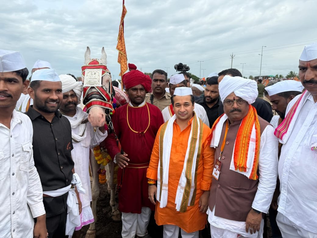 मंत्री नितेश राणे यांनी केली पंढरपूरची पायीवारी