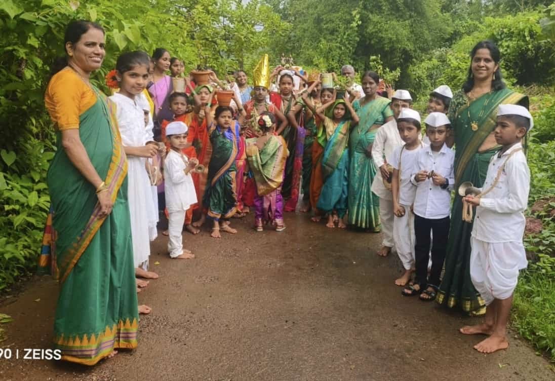 आषाढी एकादशीनिमित्त आशिये प्राथमिक शाळेत ग्रंथदिंडी उपक्रम संपन्न