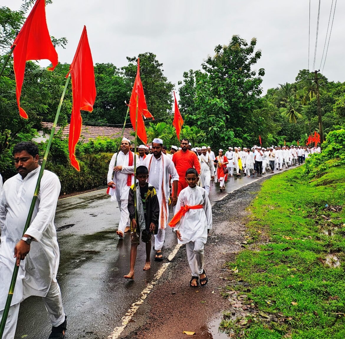 आजी संसार सुफळ झाला गे माये देखीयले पाय विठोबाचे! वेंगुर्ला ते कालवी बंदर पायीवारीला वारक-यांचा उत्स्फूर्त प्रतिसाद