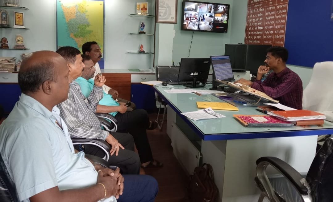कोकण विभाग रिक्षा टॅक्सी महासंघाच्या वतीने उप प्रादेशिक परिवहन अधिकारी विजयकुमार काळे यांना रिक्षा चालकांच्या समस्या बाबत दिले निवेदन*