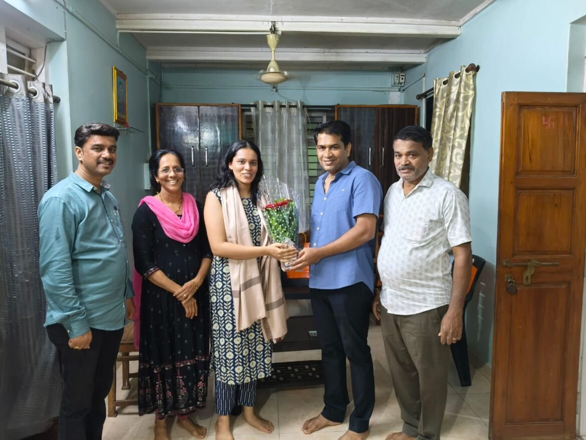 कु.श्वेता सतीश सामंत हिचा युवासेना जिल्हाप्रमुख सुशांत नाईक यांनी केला सत्कार*