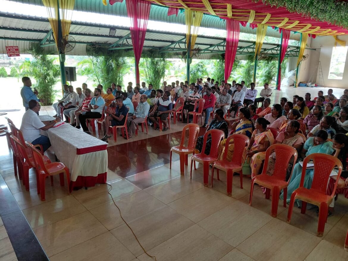 प्रधानमंत्री आवास योजना अंतर्गत लाभार्थ्यांच्या बैठकीला अधिकारी व लोकप्रतिनिधी अनुपस्थित
