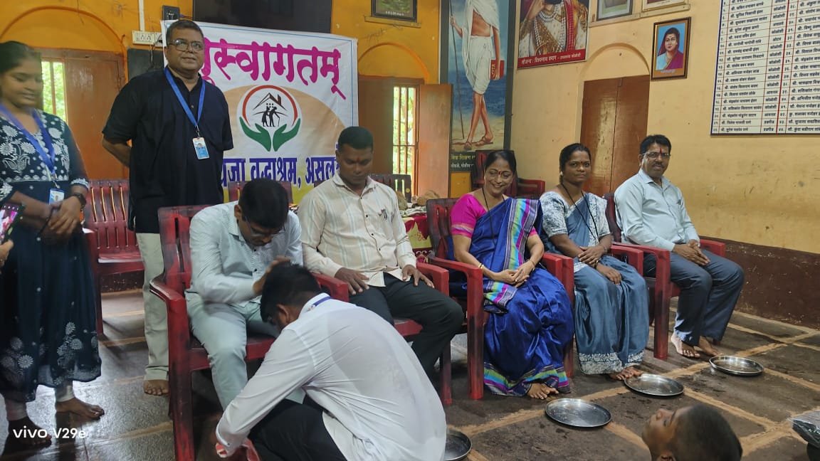 दिविजा वृद्धाश्रमातील कर्मचाऱ्यानी साजरी केली आगळी वेगळी गुरुपोर्णिमा : गुरूंचे पाद्य पूजन करून केला सन्मान