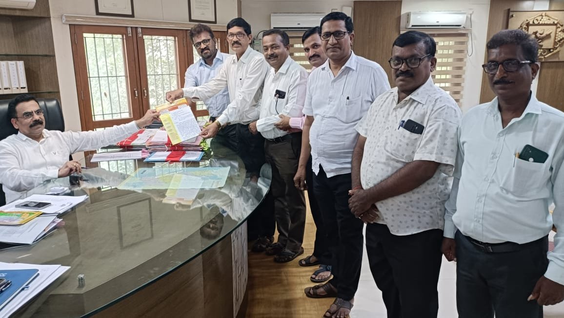 संच मान्यता जी आर विरोधात माननीय जिल्हाधिकारी यांच्या मार्फत शासनास दिले निवेदन