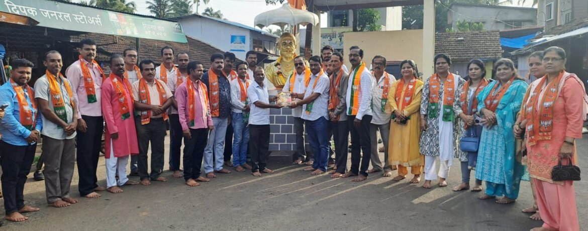 शिवरायांच्या १२ किल्ल्यांचा युनेस्कोच्या जागतिक वारसा यादीत सामावेश केल्याबद्दल भाजपा च्या वतीने वेंगुर्लेत माणिकचौक येथील शिवप्रतिमेस पुष्पहार अर्पण करून व लाडु वाटप करुन जल्लोष !