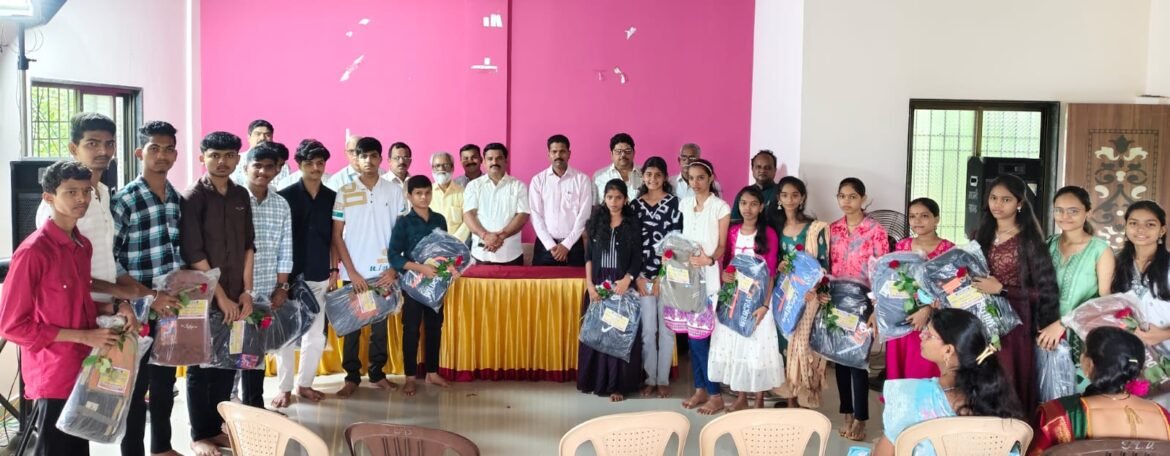 विद्यार्थ्यांनी नोक-यांच्या मागे न लागता उद्योजक बनावे: डॉ. बाळकृष्ण गावडे