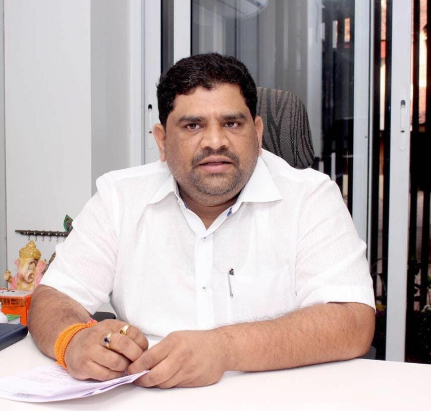 नितेश राणेंनी वाढवण बंदरातील नोकऱ्यांचे आमिष देण्यापेक्षा नारायण राणेंनी घोषणा केलेल्या रेडी बंदरातील नोकऱ्यांचे काय झाले? हे सांगावे