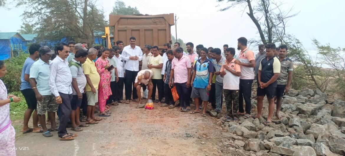 सागरी अतिक्रमणग्रस्त तळाशीलला आम. निलेश राणेंकडून मदतीचा हात