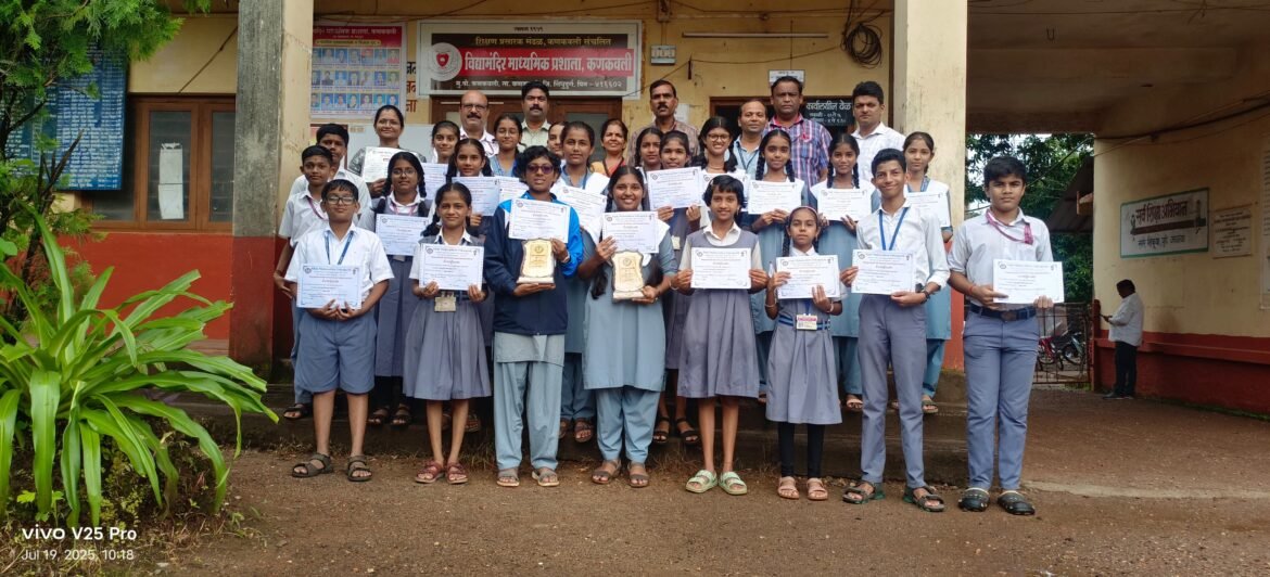 लोकमान्य टिळक विद्यापीठामार्फत घेतल्या जाणाऱ्या इंग्रजी विषयाच्या बहिस्थ परीक्षांमध्ये विद्यामंदिर कणकवलीच्या दोन विद्यार्थीनी महाराष्ट्रात प्रथम