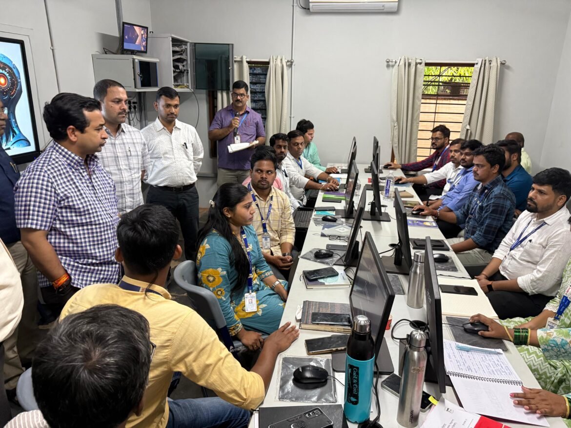 मंत्री नितेश राणे यांनी जिल्हा परिषद कर्मचारी यांचे ओरोस मुख्यालय प्राथमिक शाळे मधील आयोजित एआय प्रशिक्षण वर्गाला दिली भेट