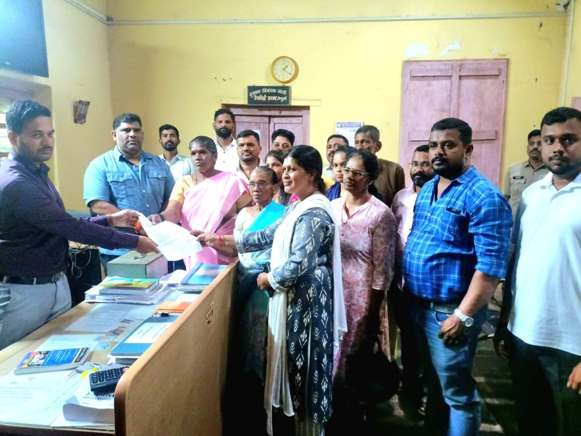 वेंगुर्ले दुय्यम निबंधक यांनी गुजराती ठक्कर यांच्या खरेदीखत व शेतकरी दाखल्याची चौकशी करण्याचे लेखी पत्र दिल्याने मा.आ.वैभव नाईक व दाभोलीतील स्थानिक जमीन मालकांचे ठिय्या आंदोलन मागे