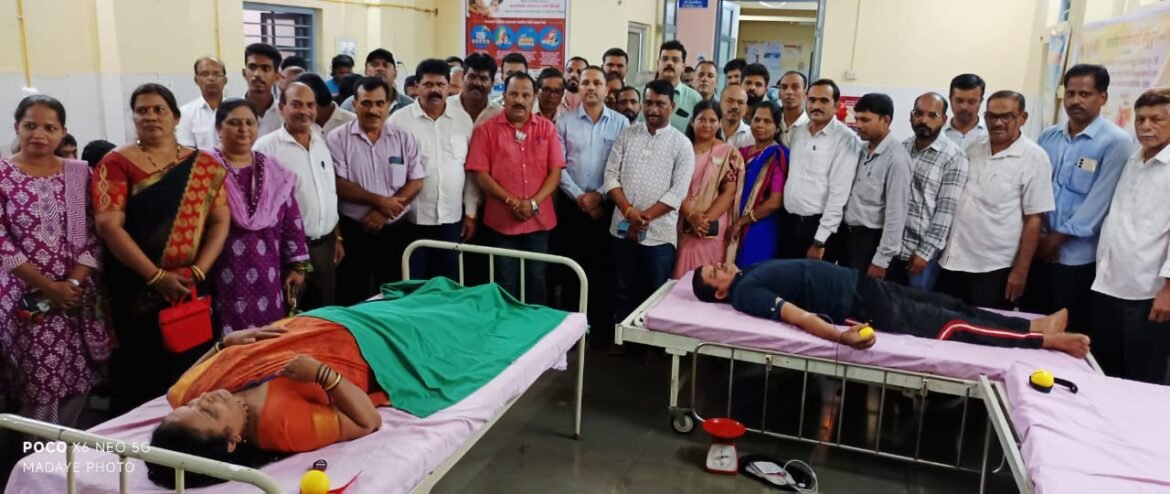 मुख्यमंत्री देवेंद्र फडणवीस यांच्या वाढदिवसानिमित्त शिरोडा येथे रक्तदान करुन मुख्यमंत्र्यांना वाढदिवसाच्या शुभेच्छा