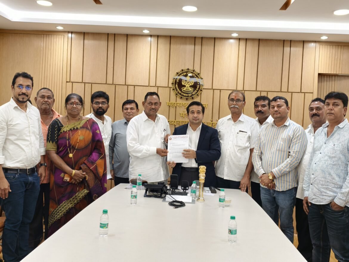 मासेमारी बंदी कालावधी १५ ऑगस्ट पर्यंत वाढविण्याकरिता गुजरात आणि महाराष्ट्राच्या मच्छिमारांनी घेतली मंत्री नितेश राणेंची भेट*