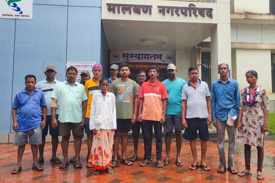 वेतन थकल्याने मालवण नगरपालिकेच्या कंत्राटी कामगारांनी छेडले काम बंद आंदोलन