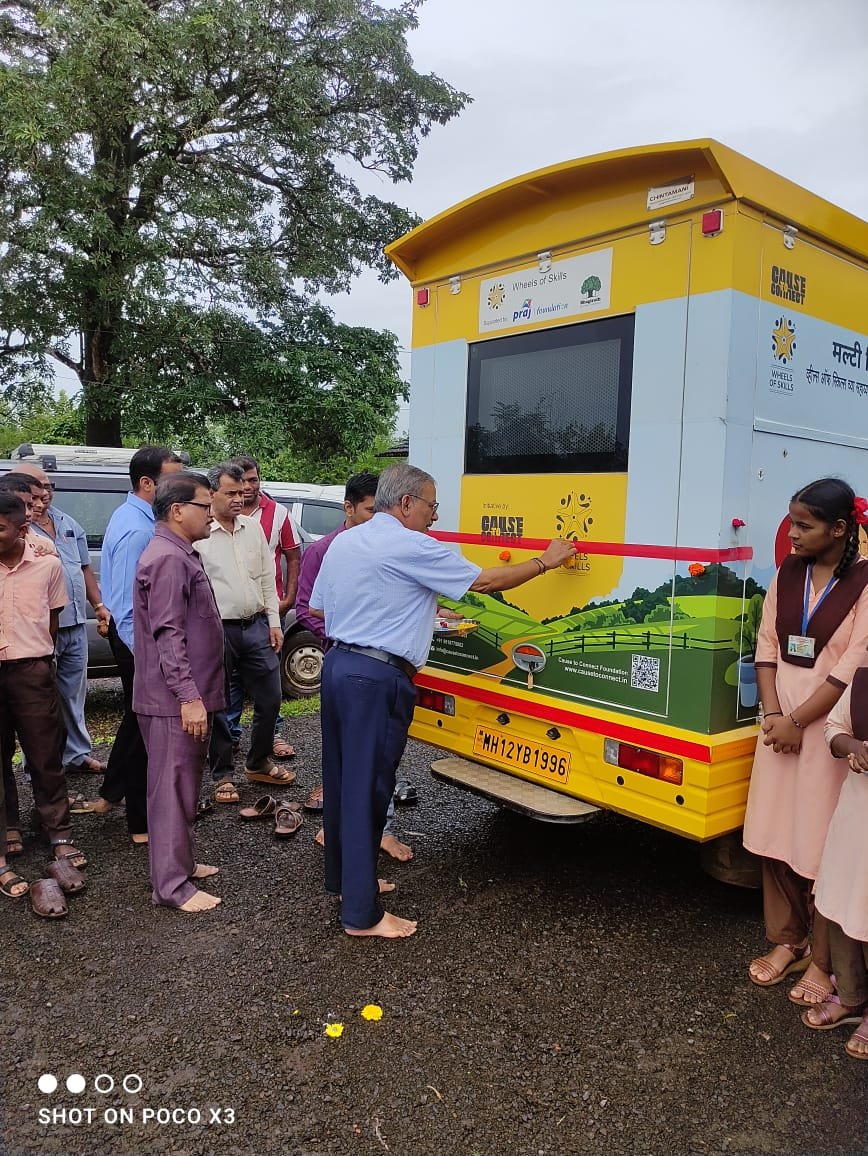 “व्हिल्स आॅफ स्किल्स ” बस च्या माध्यमातून बहूविधकौशल्य अभ्यासक्रमाची वारगावात सुरूवात
