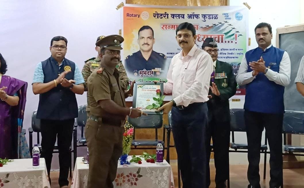 एनसीसी प्रशिक्षक लेफ्टनंट प्रा. डॉ. एम. आर. खोत यांचा कुडाळ रोटरी क्लबतर्फे सन्मान