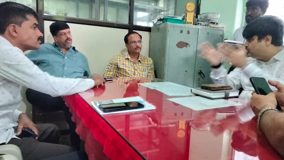 *भाजप पदाधिकाऱ्यांची वीज ग्राहकांसोबत सांगवे येथील महावितरण च्या कार्यालयावर धडक*