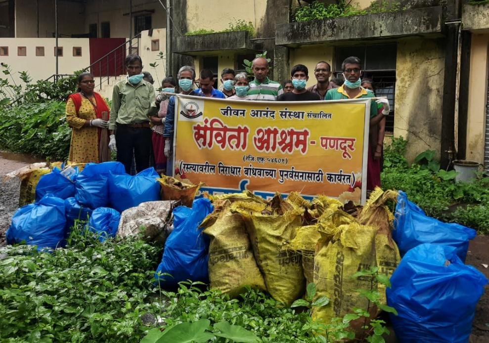 रोटरी क्लब कणकवली सेंट्रल व संविता आश्रम पणदुर यांच्या संयुक्त विद्यमाने उपजिल्हा रुग्णालय कणकवली येथे स्वच्छता मोहिमेचे आयोजन.