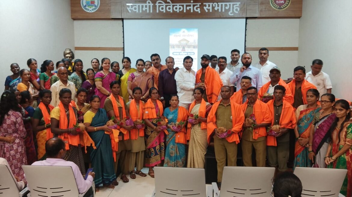 *ठाकरे शिवसेनेतर्फे स्वच्छतेत कोकणात प्रथम क्रमांक पटकावलेल्या वेंगुर्ला नगर परिषदेच्या सर्व कर्मचाऱ्यांचा सत्कार*
