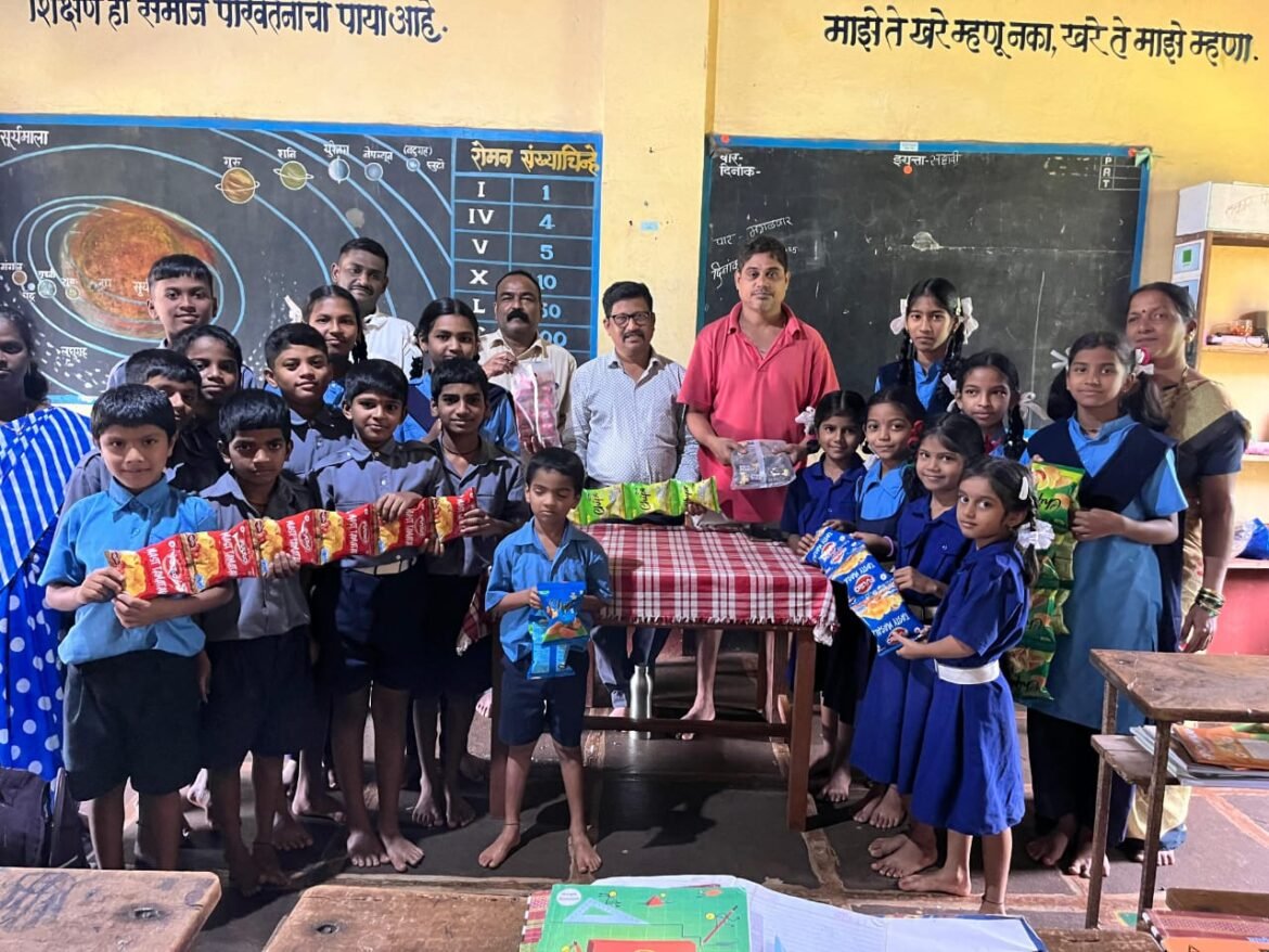 *महाराष्ट्र राज्याचे मुख्यमंत्री श्री देवेंद्र फडणवीस साहेब यांच्या वाढदिवसाचे औचित्य साधून ओसरगाव पटेल वाडीत मुलांना खाऊचे वाटप*