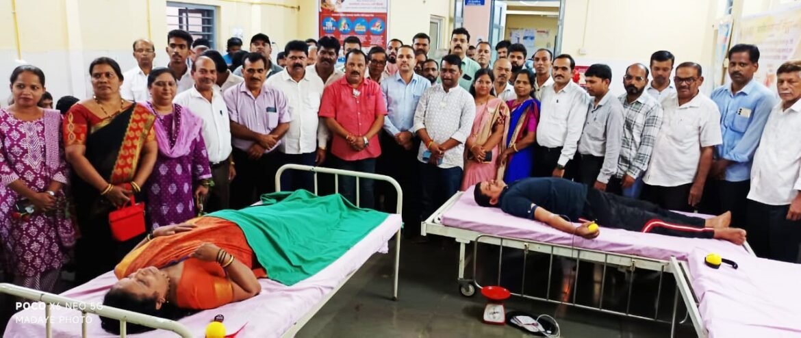 *मुख्यमंत्री फडणवीस यांच्या वाढदिवासानिमित्त ५५ जणांचे रक्तदान*