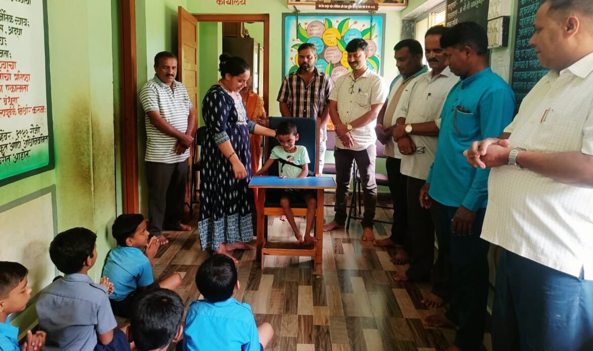 विशेष गरज असणाऱ्या विद्यार्थ्याला शासनाच्या उपक्रमातून मिळाली खुर्ची ; मुलाच्या चेहऱ्यावर फुलला आनंद