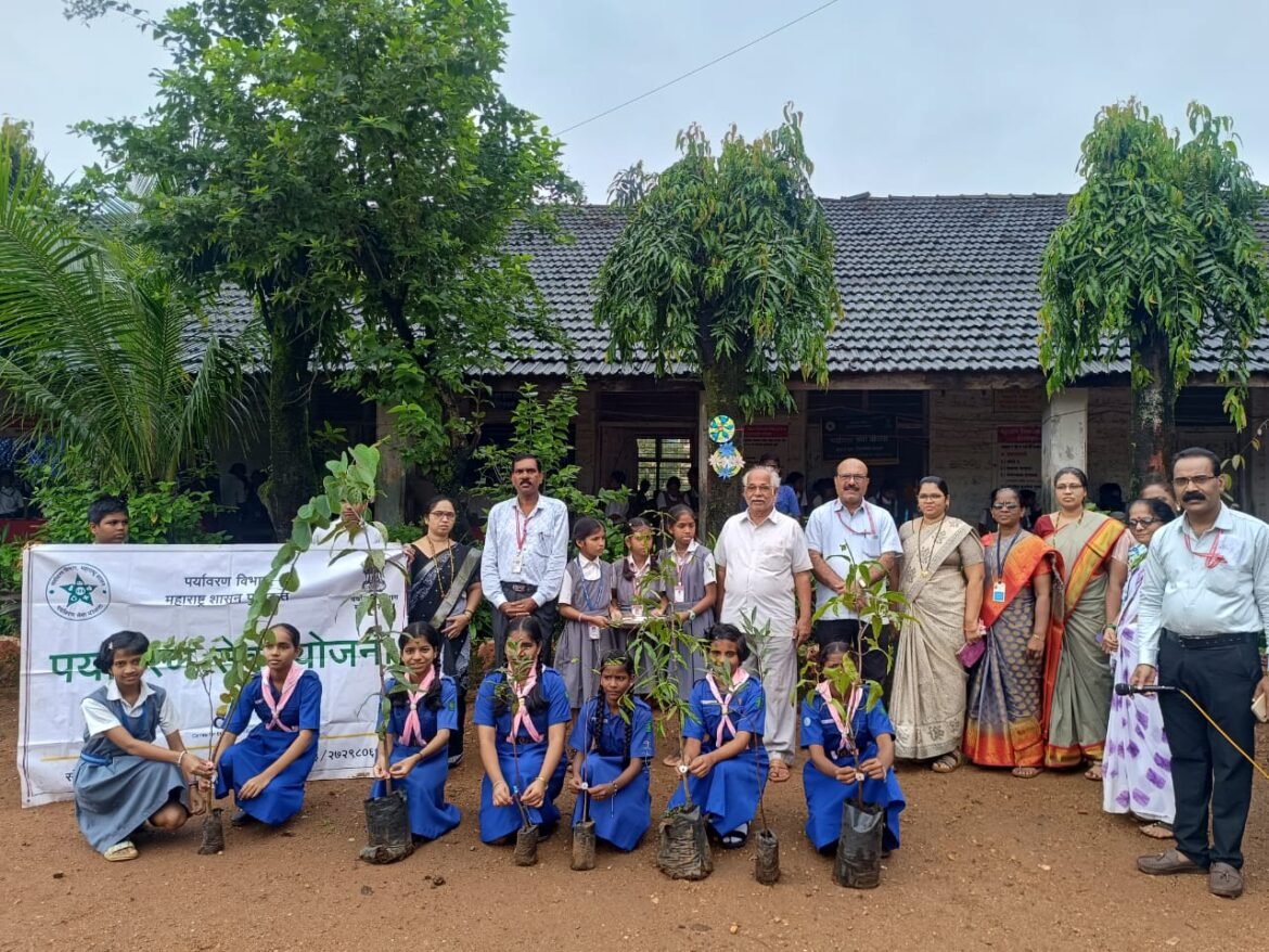 विद्यामंदिर माध्यमिक प्रशालेत पर्यावरण पुरक राखीचे अनोखे प्रदर्शन व वृक्षसंवर्धन राखी बांधून साजरी
