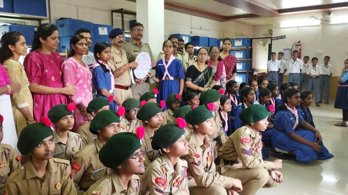 विद्यामंदिर माध्यमिक प्रशालेच्या एनसीसी व स्काऊट गाईडच्या विद्यार्थ्यांचा रक्षाबंधन सन कणकवली पोलिस बांधवांसोबत