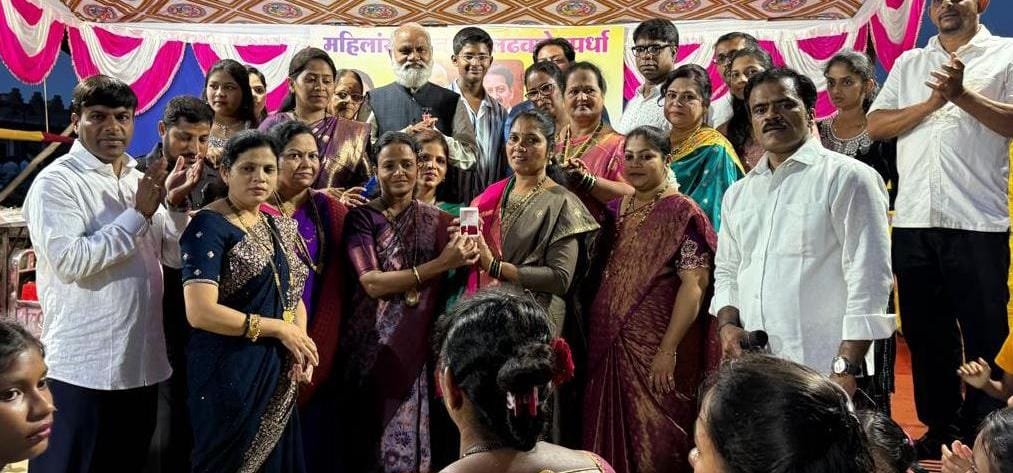 मालवणी संस्कृती व वारसा मंडळाच्या नारळ लढविणे स्पर्धेत नेहा केळूसकर विजयी