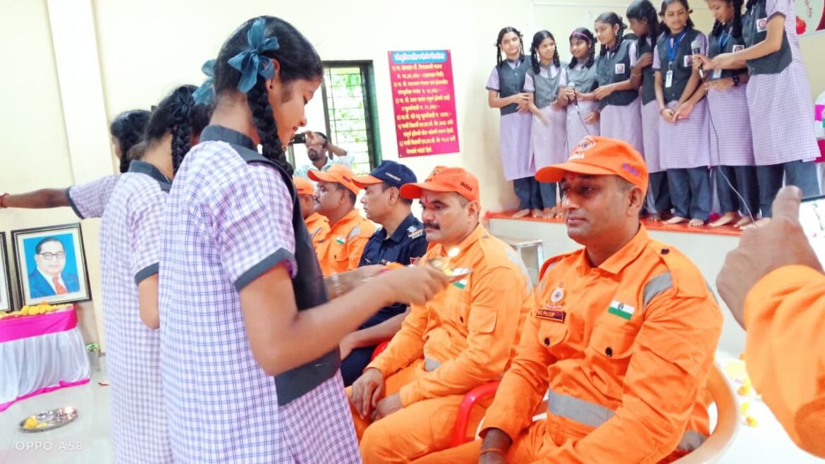 न्यू इंग्लिश स्कूल पेंडूरच्या विद्यार्थ्यांनी राष्ट्रीय आपत्ती प्रतिसाद दलातील(NDRF) जवानांना बांधल्या राख्या