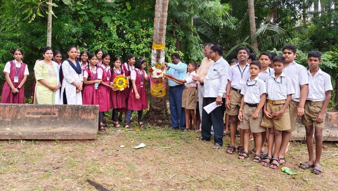 मालवणच्या भंडारी ए सो हायस्कूलच्या विद्यार्थ्यांनी केले पर्यावरण संवर्धनासाठी ‘वृक्ष रक्षाबंधन