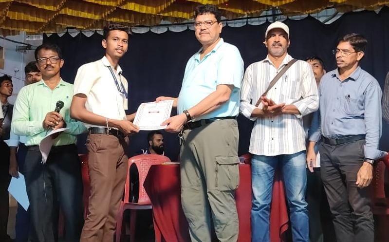 कॅरम स्पर्धेत भंडारी कनिष्ठ महाविद्यालयाचा आर्यन गवंडळकर प्रथम