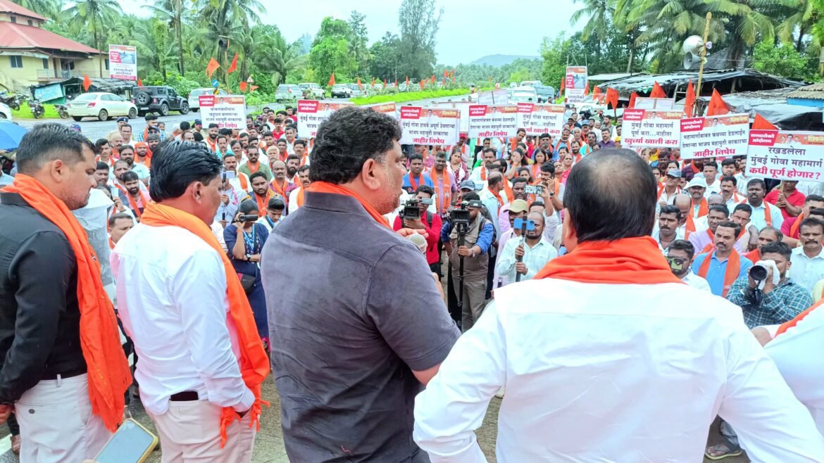 सिंधुदुर्ग जिल्हा शिवसेना उद्धव बाळासाहेब ठाकरे पक्षाने मुंबई गोवा महामार्ग रोखला